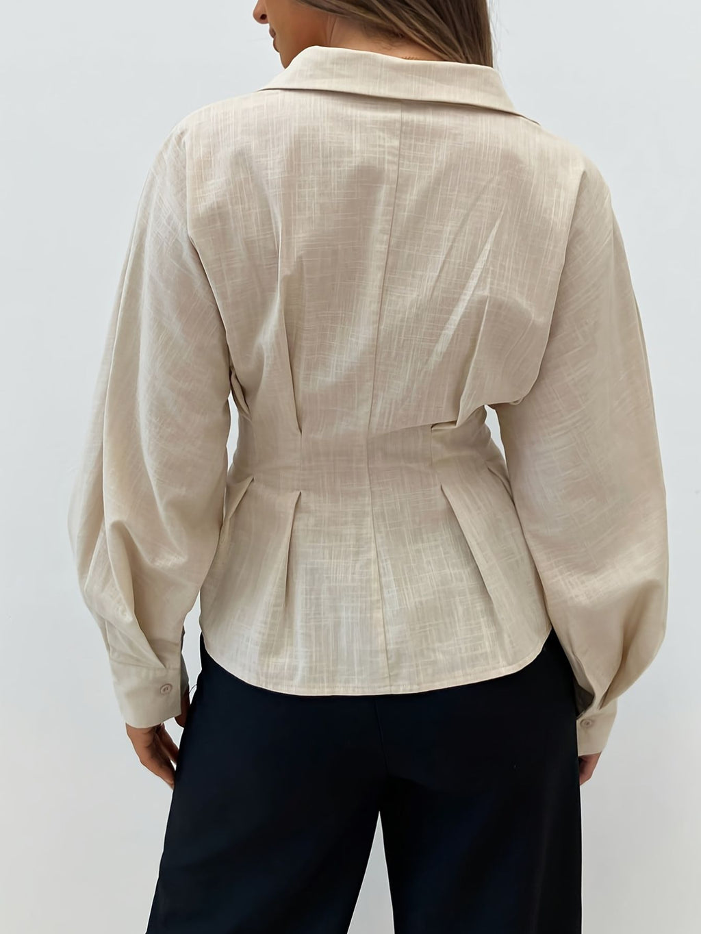 Damen Bluse mit Kreuz-V-Ausschnitt und Metall-Taillenbetonung