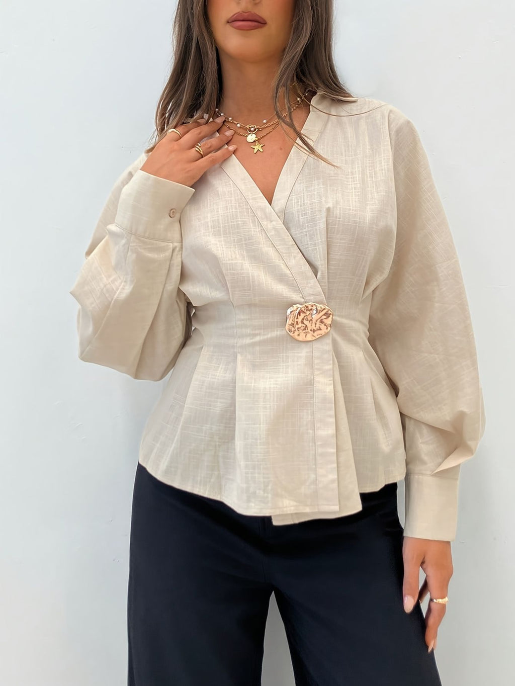Damen Bluse mit Kreuz-V-Ausschnitt und Metall-Taillenbetonung