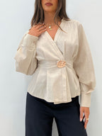 Damen Bluse mit Kreuz-V-Ausschnitt und Metall-Taillenbetonung