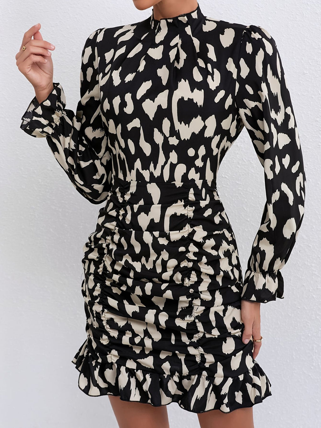 Damen plissiertes Mini-Kleid mit Mock Neck