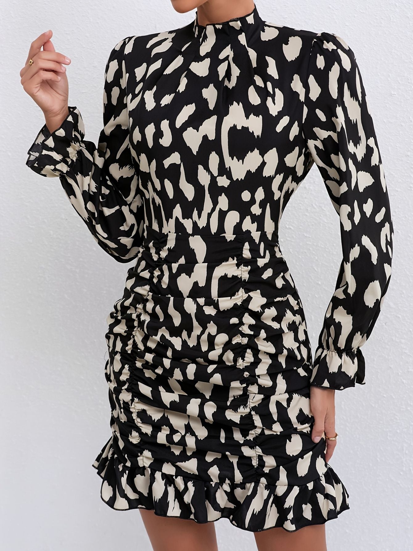 Damen plissiertes Mini-Kleid mit Mock Neck