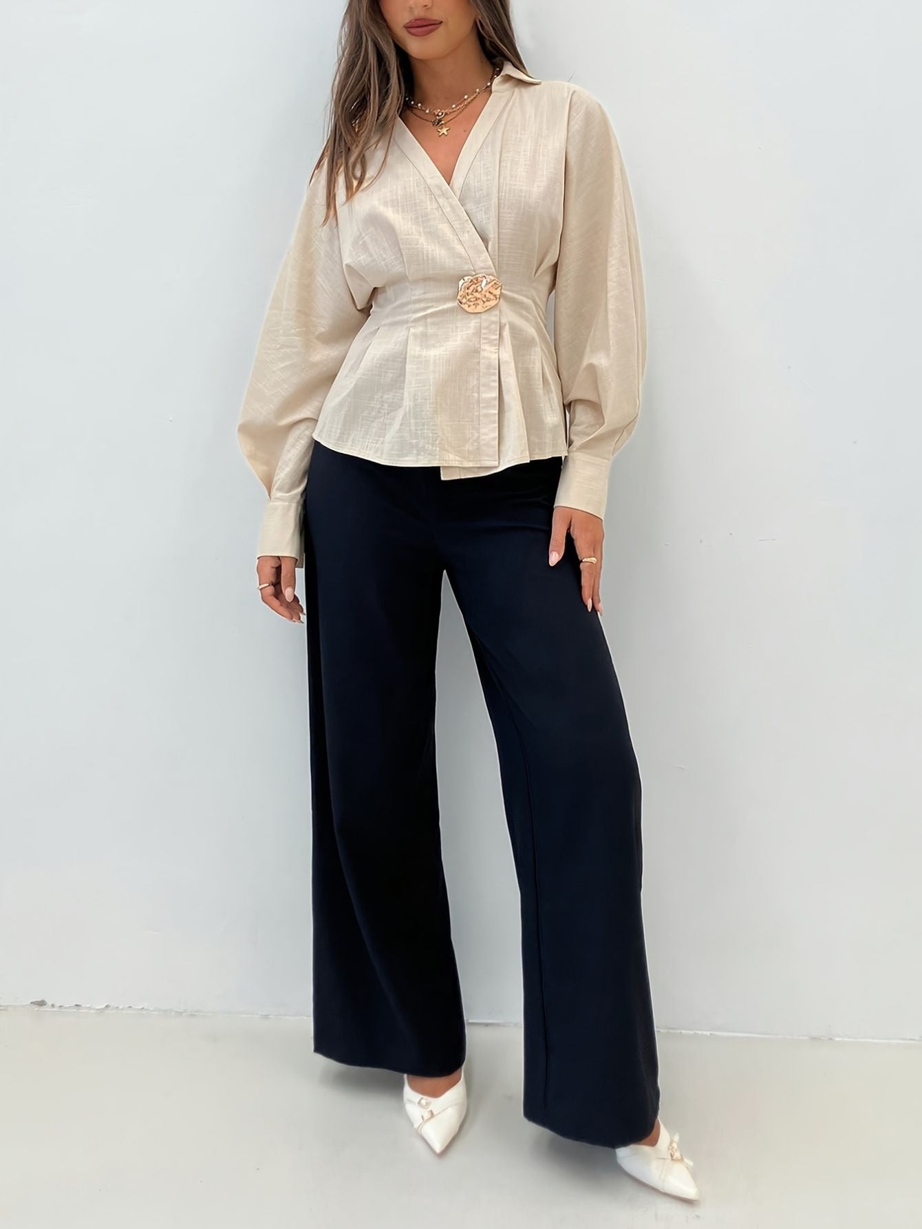 Damen Bluse mit Kreuz-V-Ausschnitt und Metall-Taillenbetonung