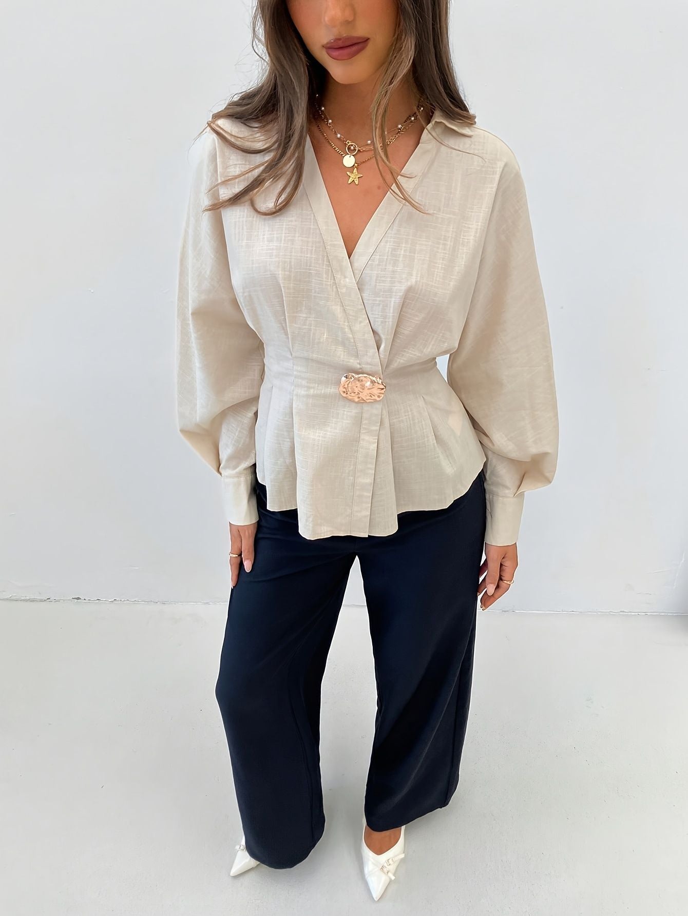 Damen Bluse mit Kreuz-V-Ausschnitt und Metall-Taillenbetonung