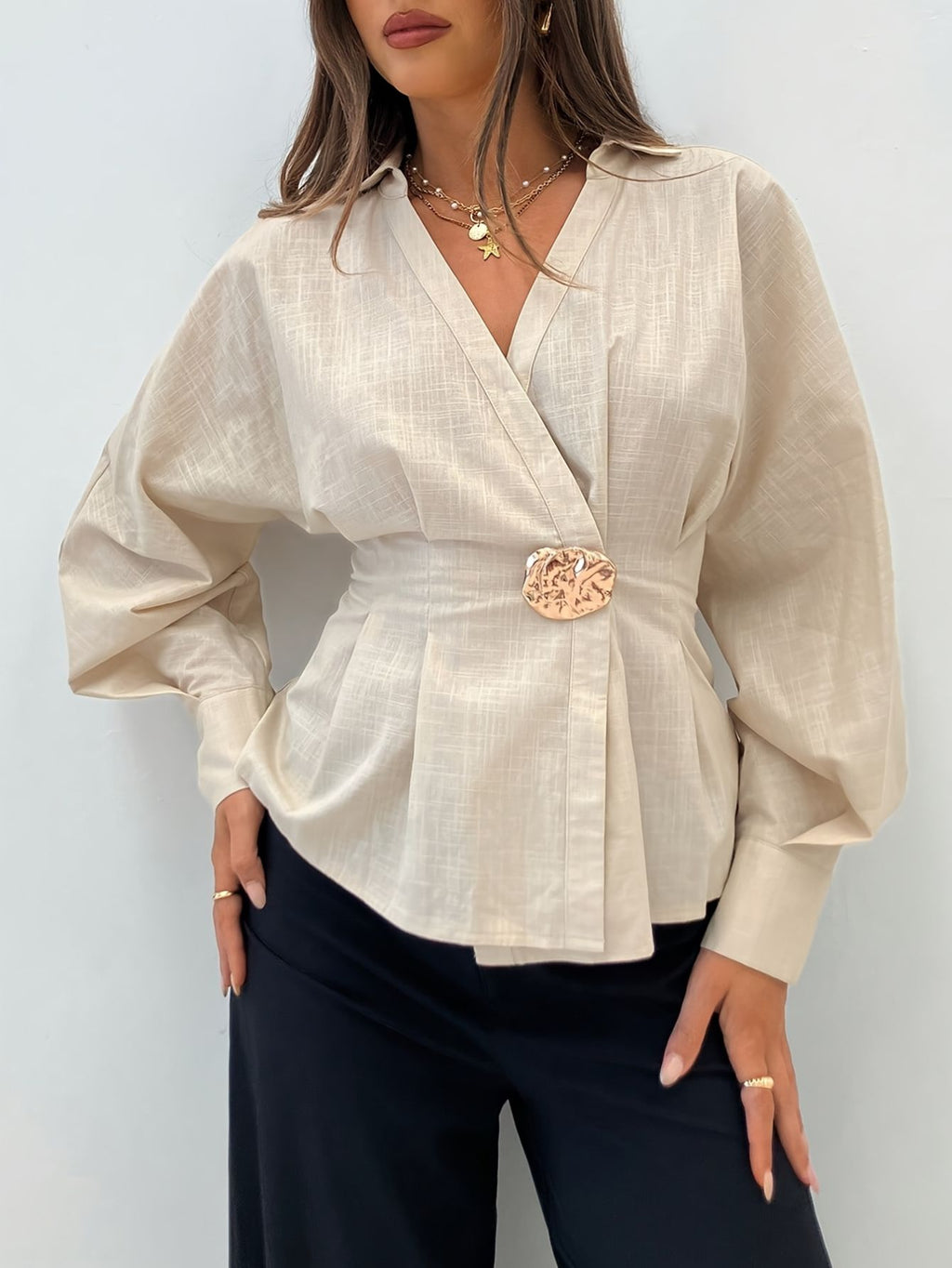 Damen Bluse mit Kreuz-V-Ausschnitt und Metall-Taillenbetonung