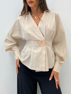 Damen Bluse mit Kreuz-V-Ausschnitt und Metall-Taillenbetonung