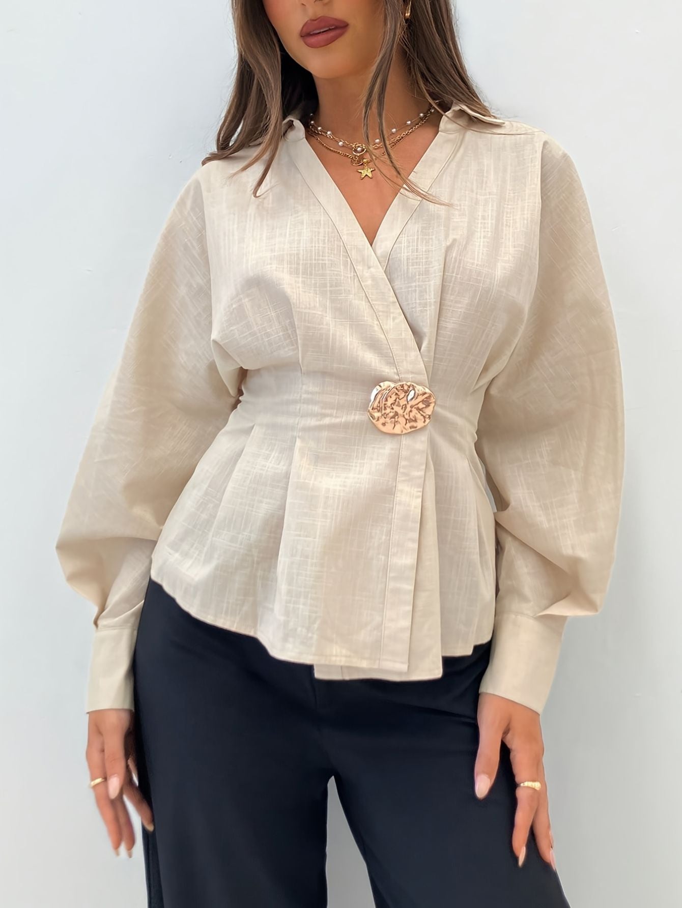 Damen Bluse mit Kreuz-V-Ausschnitt und Metall-Taillenbetonung